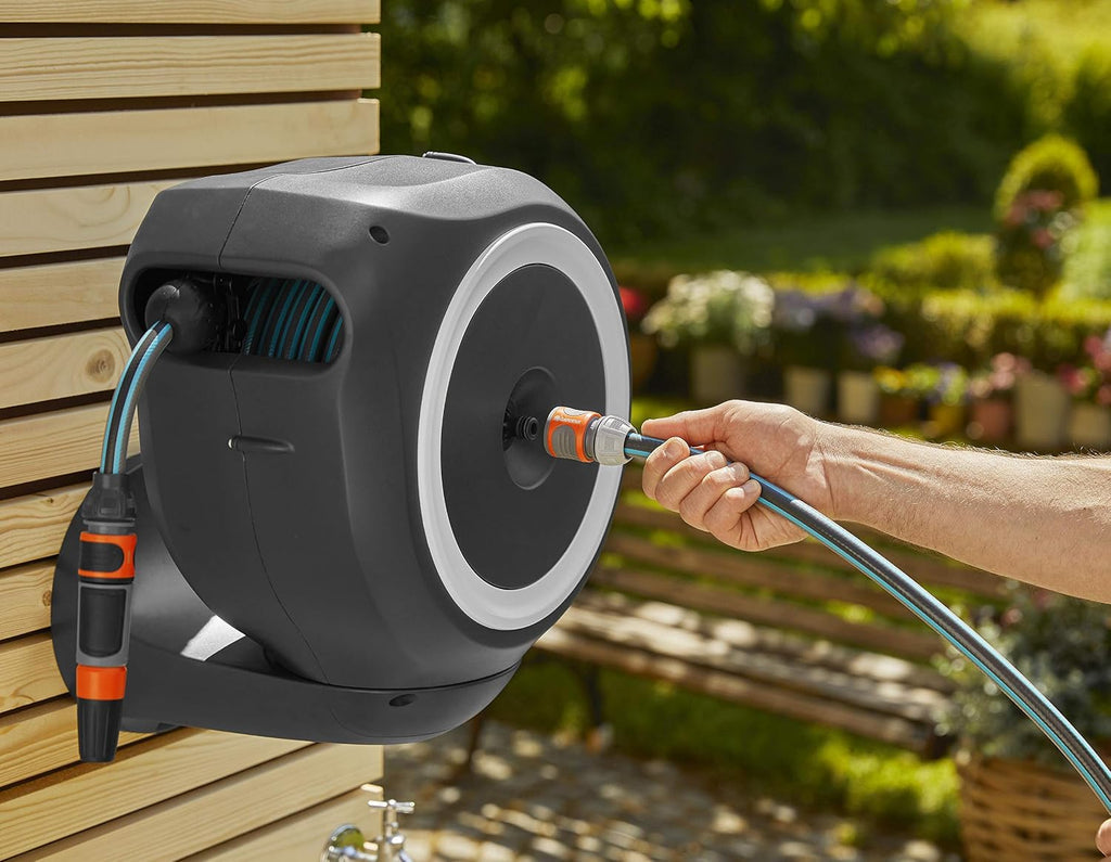 Gardena Wand-Schlauchbox RollUp M 20 m: Flexible Bewässerung für mittelgroße Gärten, schwenkbare Schlauchtrommel, mit Wandhalterung, Systemteilen und Spritze inkl. 20 m Gardena Schlauch (18612-60)