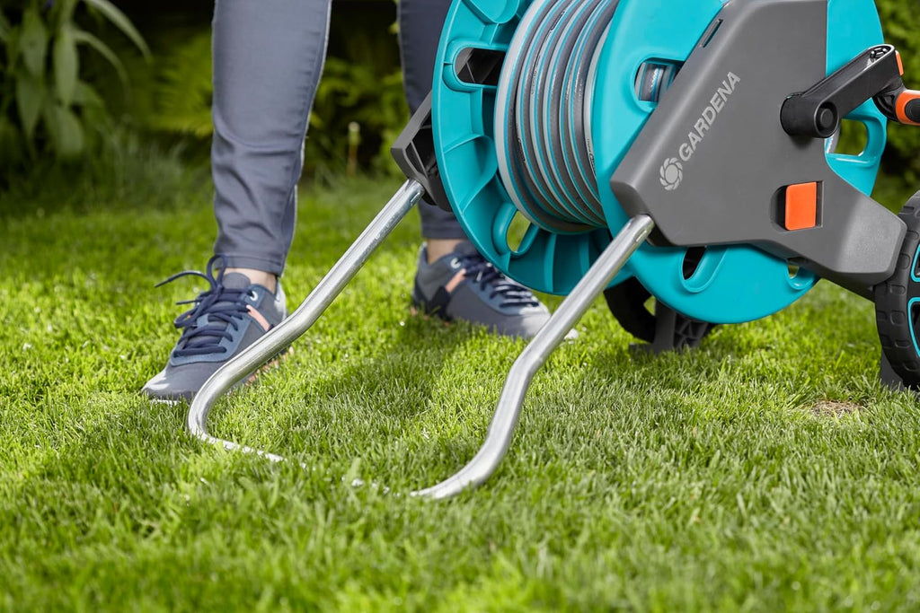 Gardena CleverRoll M Set: Schlauchwagen mit 20 m Classic-Schlauch und Spritze und Clipbefestigung zur Aufbewahrung, Nachtropfstopp, Kurbelseite frei wählbar (18513-88)