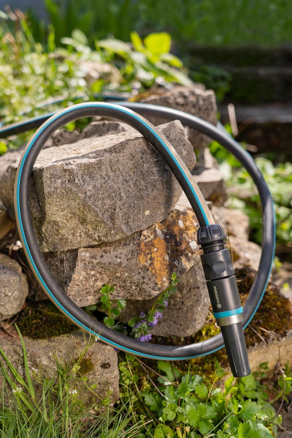 Gardena EcoLine Schlauch 1/2 Zoll, 20m mit Systemteilen: Nachhaltiger Gartenschlauch aus recyceltem Plastik, Phthalat- und schadstoffrei, Power-Grip-Funktion, frostsicher und UV-beständig (18931-20)