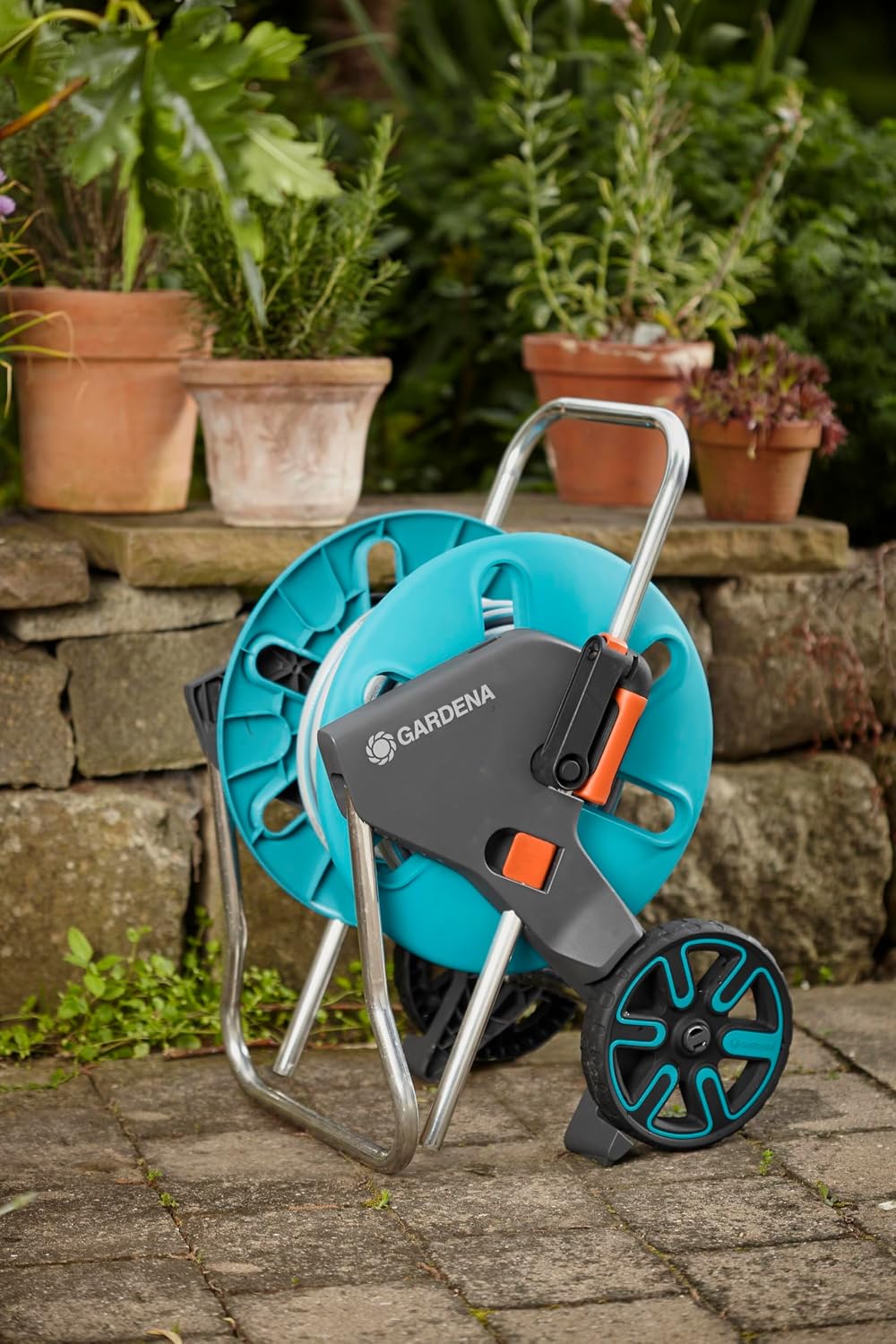Gardena CleverRoll M Set: Schlauchwagen mit 20 m Classic-Schlauch und Spritze und Clipbefestigung zur Aufbewahrung, Nachtropfstopp, Kurbelseite frei wählbar (18513-88)