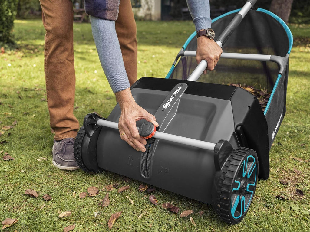 Gardena Laub- und Rasensammler: Kehrmaschine für den Garten, mit entnehmbarem Fangsack, rotierendes Bürstensystem, ergonomischer Griff, geräuscharm (3565-20)