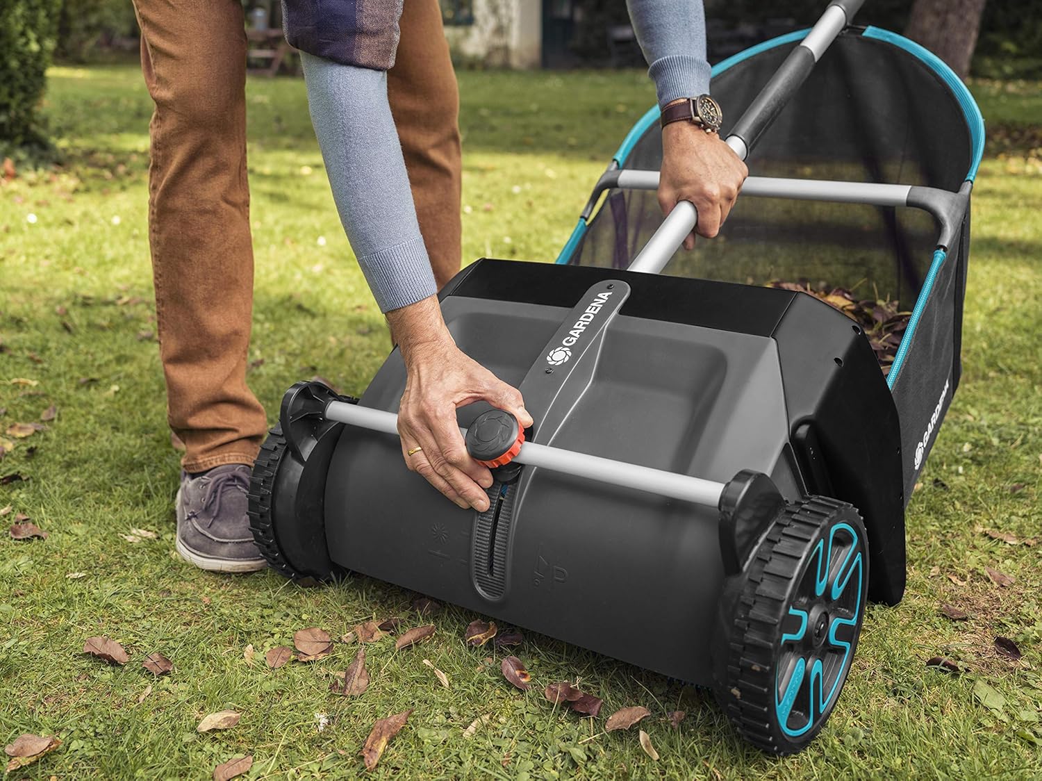 Gardena Laub- und Rasensammler: Kehrmaschine für den Garten, mit entnehmbarem Fangsack, rotierendes Bürstensystem, ergonomischer Griff, geräuscharm (3565-20)