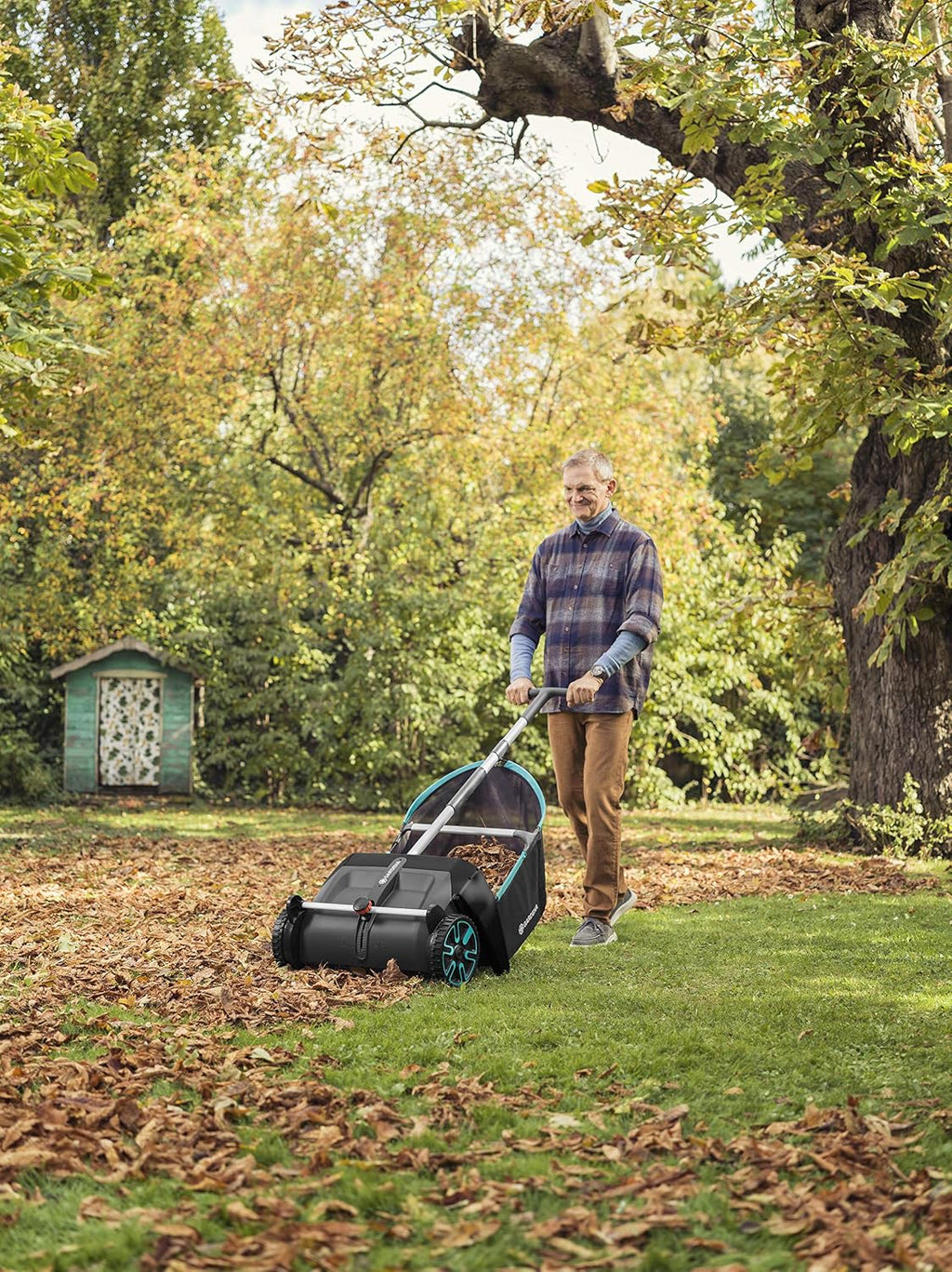 Gardena Laub- und Rasensammler: Kehrmaschine für den Garten, mit entnehmbarem Fangsack, rotierendes Bürstensystem, ergonomischer Griff, geräuscharm (3565-20)