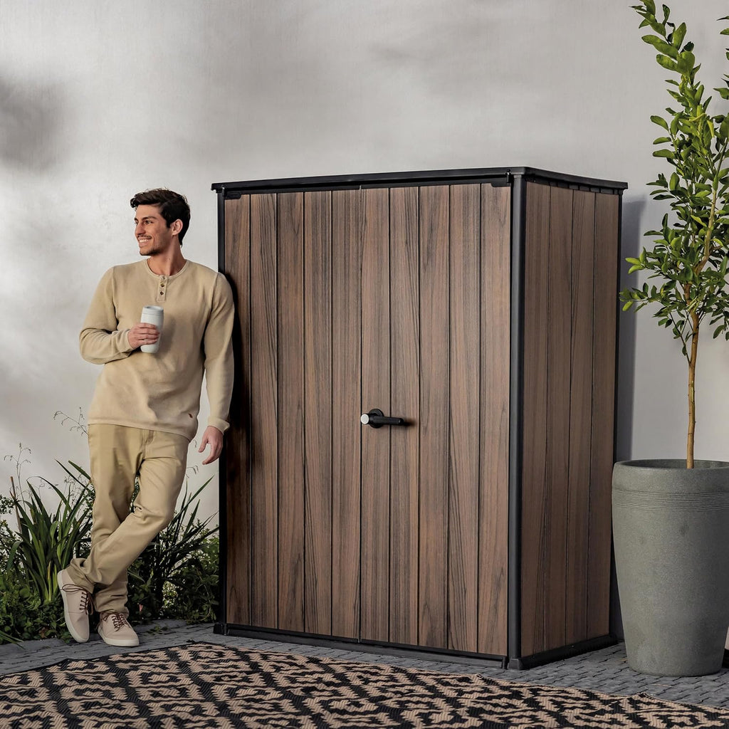 Keter Signature Gartenschrank aus wetterfestem Kunststoff mit Metallverstärkung 1400 Liter Stauraum, abschließbar, Rosenholz-Design