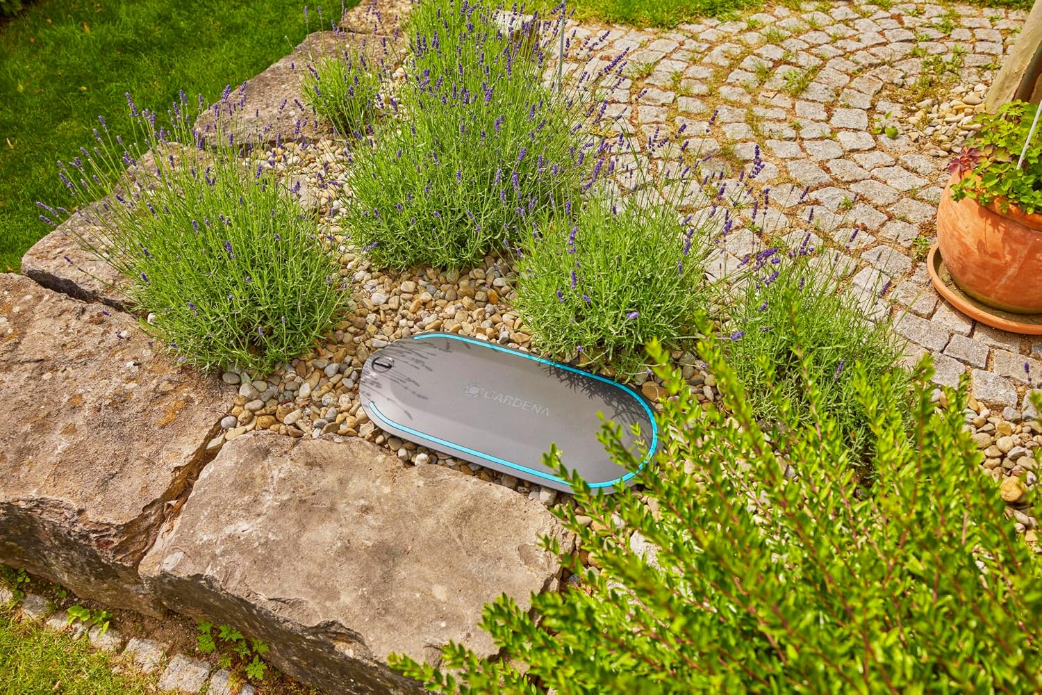 Gardena Undercover Schlauchbox RollUp M, 20 m Schlauch, diskrete unterirdische Installation, automatische Aufrollfunktion, wetterfest, flexible Anschlussmöglichkeiten (18650-20)