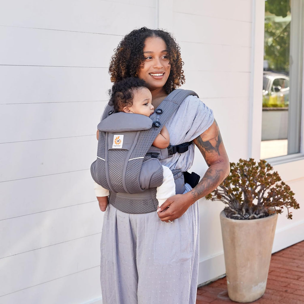 Ergobaby Omni Breeze Babytrage für Neugeborene ab Geburt bis 20kg, 4 Positionen SoftFlex Mesh Ergonomische Babybauchtrage Rückentrage Baby-Tragetasche, Graphite Grey