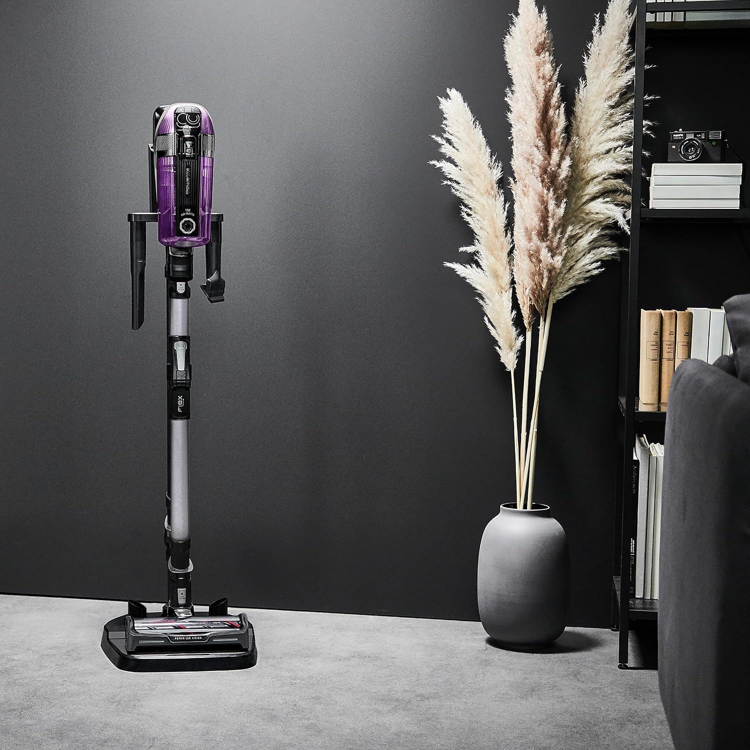 Rowenta X-Force Flex 12.60 kabelloser Akku-Stabstaubsauger, 150 Air Watt, bis zu 45 Min. Laufzeit, leistungsstark, Flex-Gelenk, LED-Düse, inkl. Zubehör, lila/schwarz, RH98A0