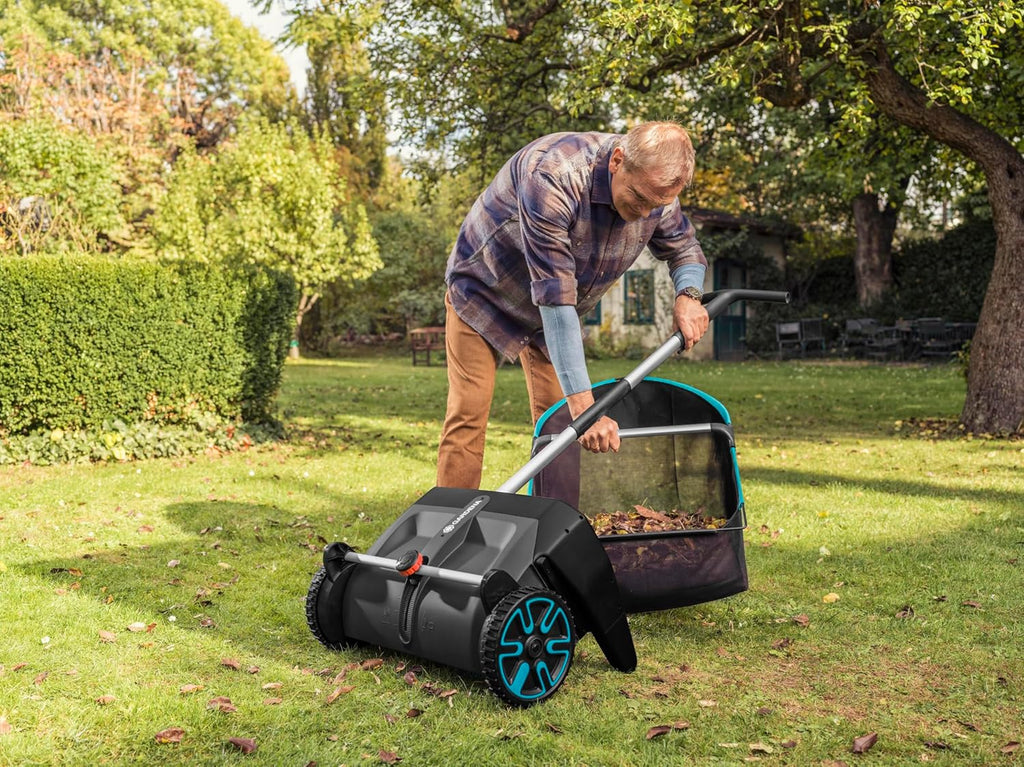 Gardena Laub- und Rasensammler: Kehrmaschine für den Garten, mit entnehmbarem Fangsack, rotierendes Bürstensystem, ergonomischer Griff, geräuscharm (3565-20)