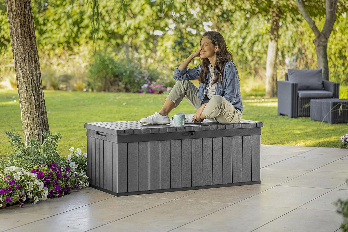 Keter Darwin Auflagenbox, Kissenbox, 380 l, Grau – Hydraulisches Kolbensystem mit Gasdruckfeder für Deckel, Abschließbar, Pflegeleicht, Holzoptik, Polsterbox