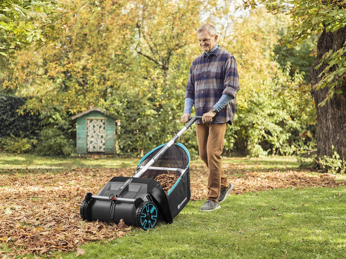 Gardena Laub- und Rasensammler: Kehrmaschine für den Garten, mit entnehmbarem Fangsack, rotierendes Bürstensystem, ergonomischer Griff, geräuscharm (3565-20)
