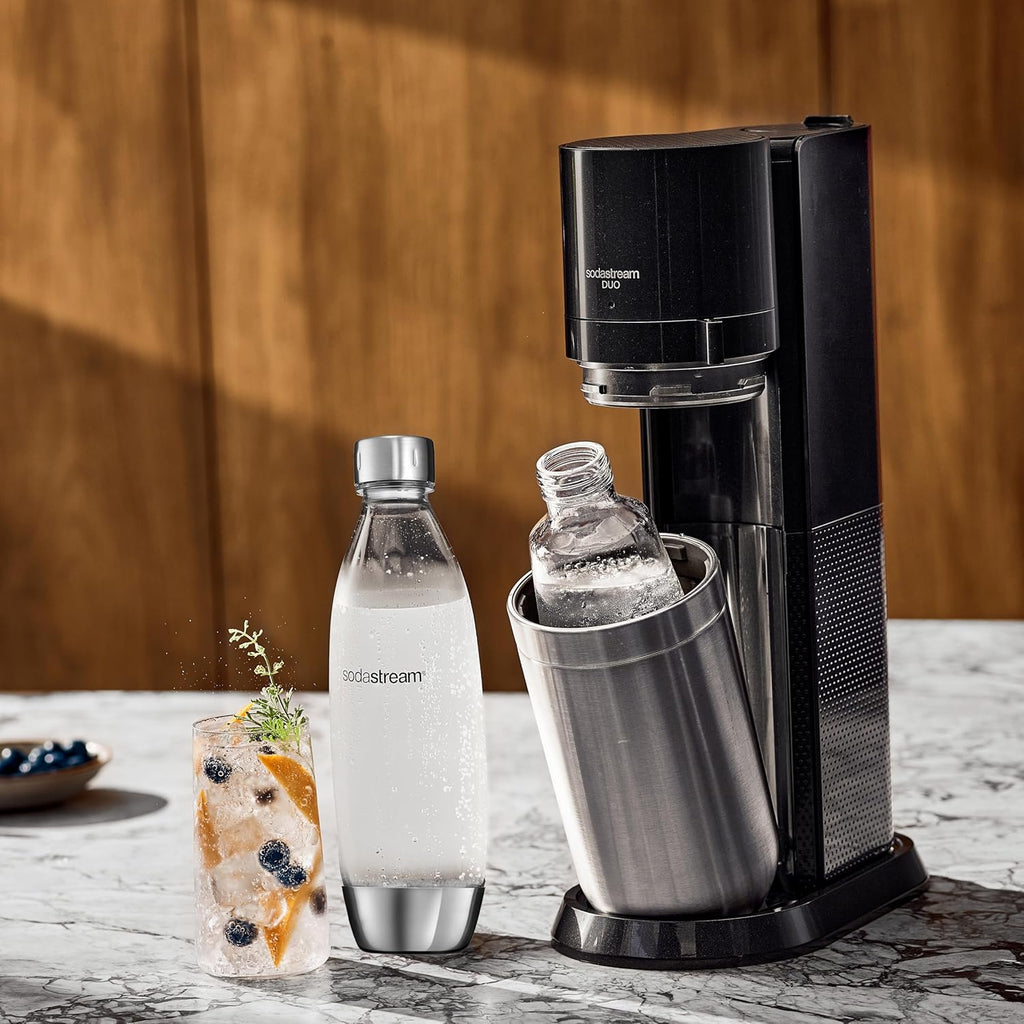 Sodastream Duo Sprudelwasser und Soda Maschine für Glaskanne | 1 Stück Glaskrug 1L + 1 Flasche 1L Edelstahl Finish Geschirrspüler + 1 60L Gas Nachfüllclip | Schwarz