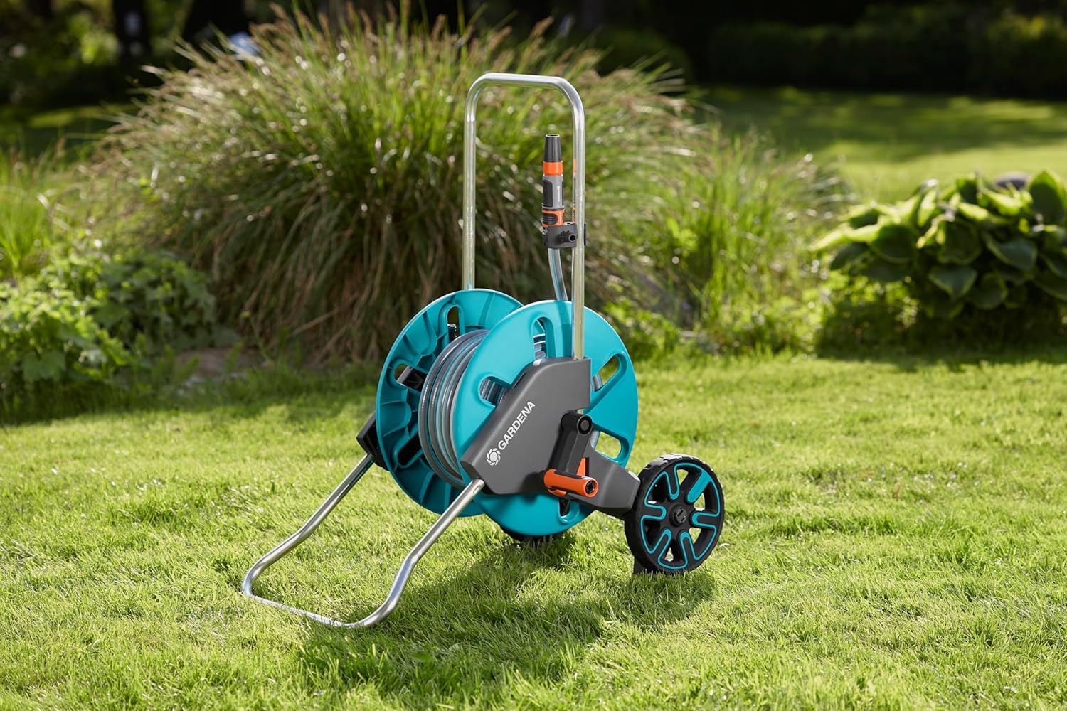 Gardena CleverRoll M Set: Schlauchwagen mit 20 m Classic-Schlauch und Spritze und Clipbefestigung zur Aufbewahrung, Nachtropfstopp, Kurbelseite frei wählbar (18513-88)