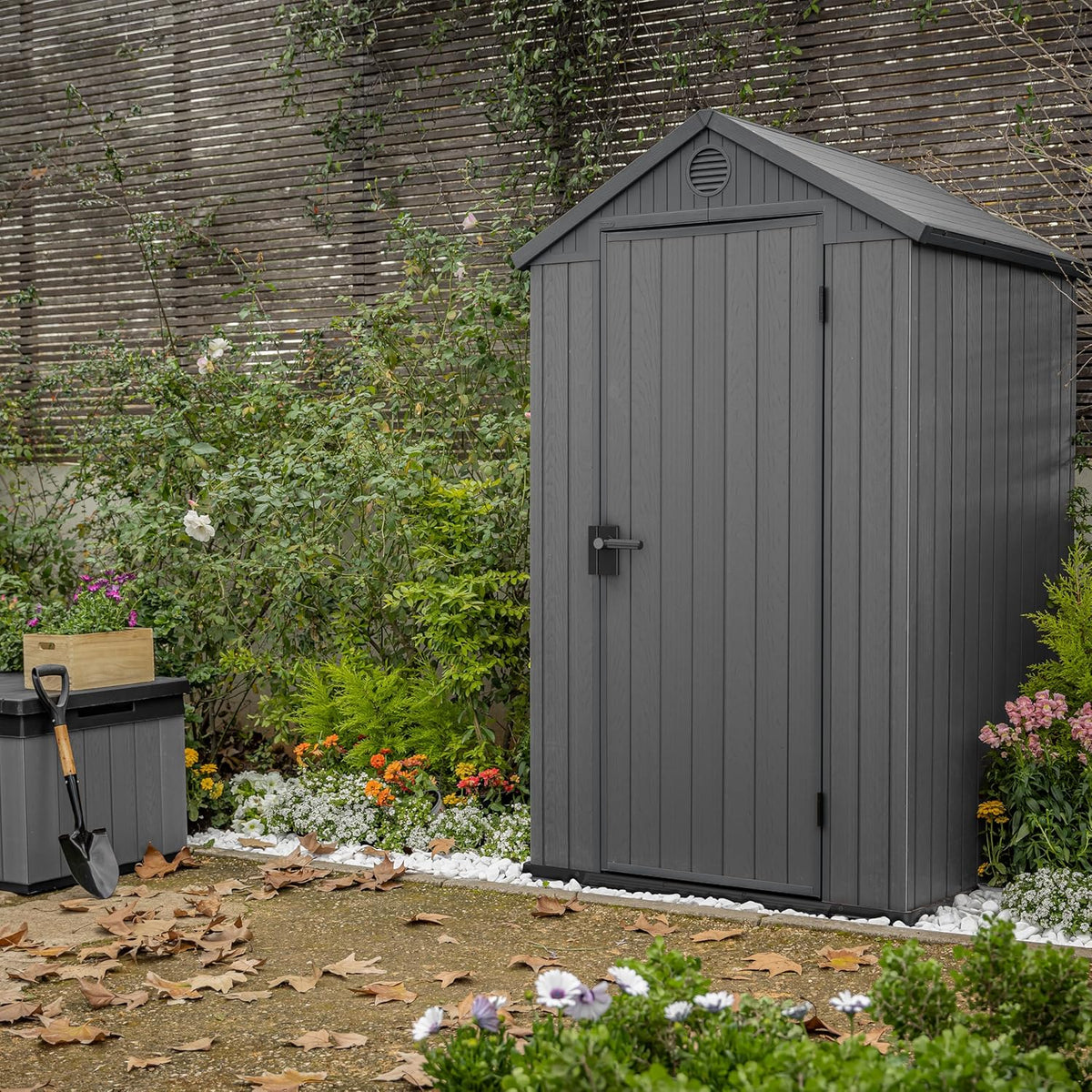 KETER Gartenhaus Darwin 4x4, 2,8 m², aus langlebigem Evotech Kunststoff mit Einzeltür und Belüftung, Gerätehaus, 25 x 184 x 205 cm, grau