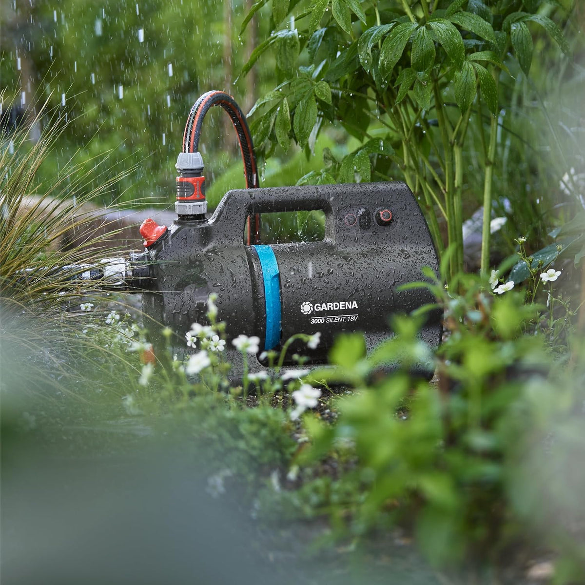 Gardena Akku-Gartenpumpe 3000 Silent 18V P4A Ready-To-Use Set: Leistungsstark, Leiser Betrieb, Regen- und UV-geschütztes Gehäuse, Trockenlaufsicherung, Kabellos (14610-20)