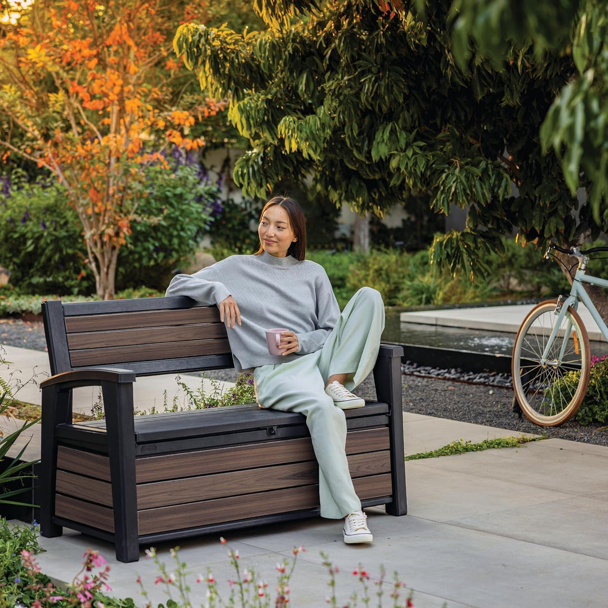 Keter Signature Gartenbank 130x60x85 cm, wetterfeste Aufbewahrungsbank mit 227 Liter Stauraum, Holzdesign Rosewood, 2-Sitzer Sitzgelegenheit, Palisander