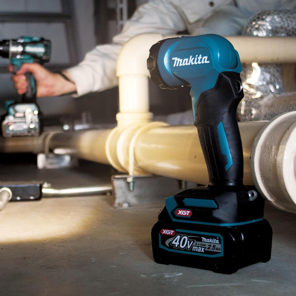 Makita ML001G LED-Akku-Handleuchte 40V max. (ohne Akku & Ladegerät), 160 Lumen, Leuchtkopf um 170° schwenkbar