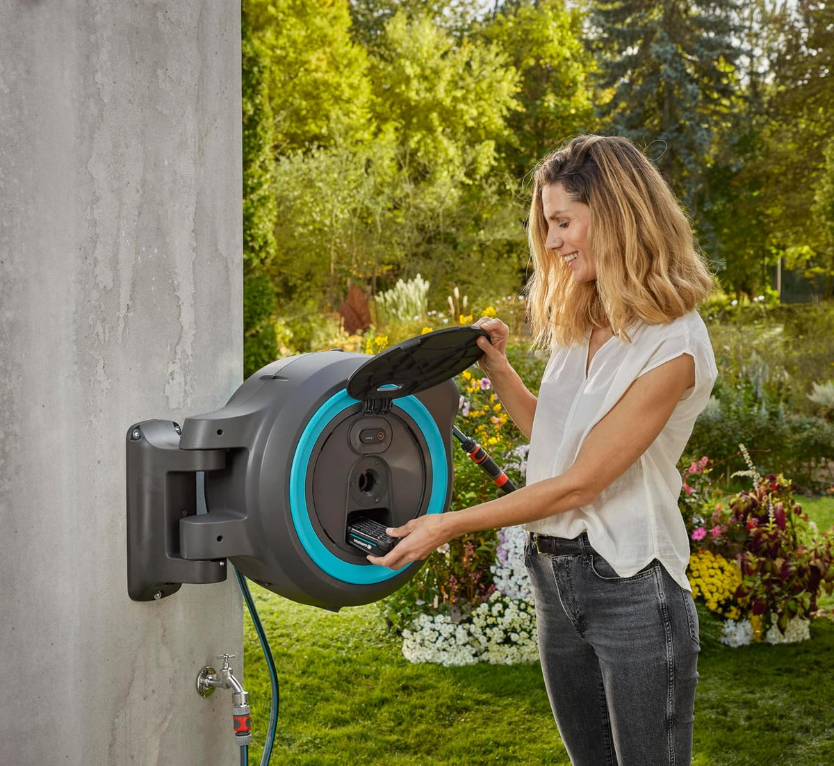 Gardena Akku-Wand-Schlauchbox PowerRoll XL Ready-to-use-Set: Automatischer Schlauchaufroller mit 35 m Gartenschlauch, Schlauchführung und RollControll, Komplett-Set mit Akku (18640-20)