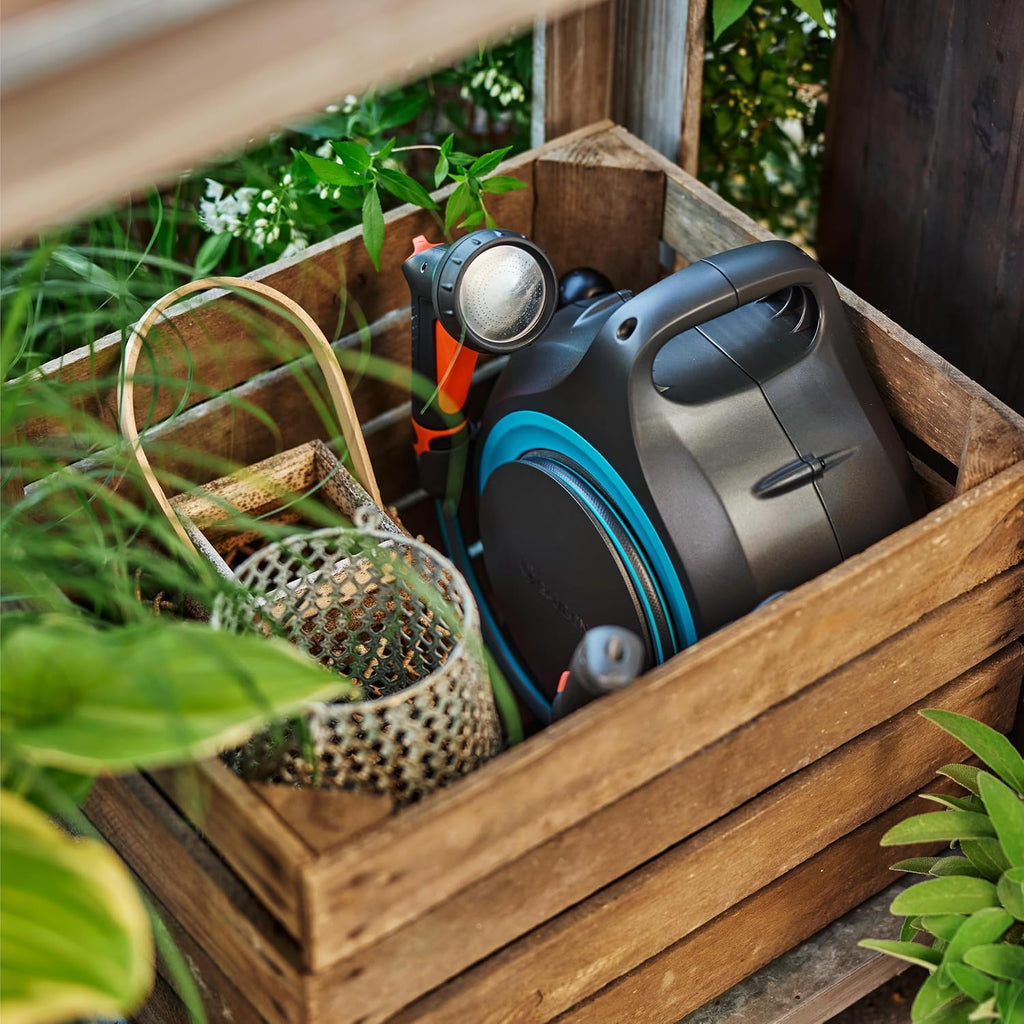 Gardena Mobile Schlauchbox MoveMatic Schlauchaufbewahrung: Ordentlich und tragbar, Einziehbarer Gartenschlauch, Platzsparende Aufbewahrung, Ideal für kleine Flächen, Sofort einsatzbereit (18690-20)