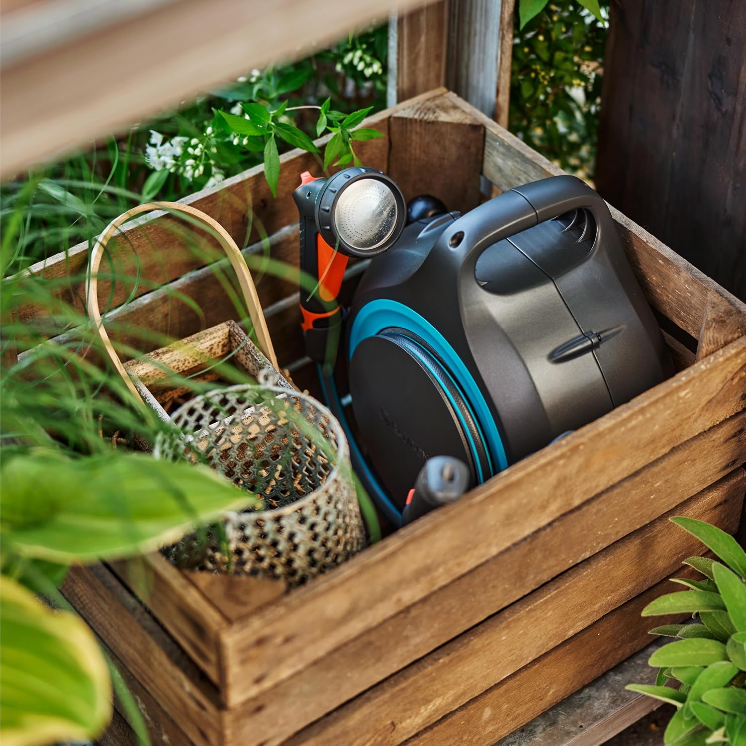 Gardena Mobile Schlauchbox MoveMatic Schlauchaufbewahrung: Ordentlich und tragbar, Einziehbarer Gartenschlauch, Platzsparende Aufbewahrung, Ideal für kleine Flächen, Sofort einsatzbereit (18690-20)