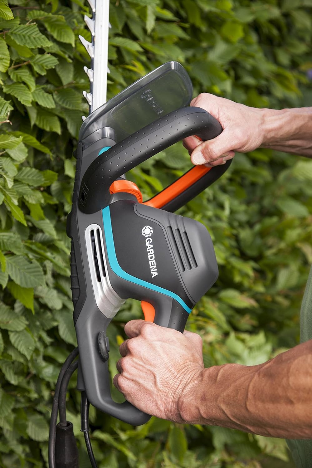 Gardena Elektro-Heckenschere PowerCut 700/65: Heckenschneider mit 700 W Motorleistung, 65 cm Messerlänge, 27 mm Messeröffnung, ergonomischer Griff und Anschlagschutz (9835-20)