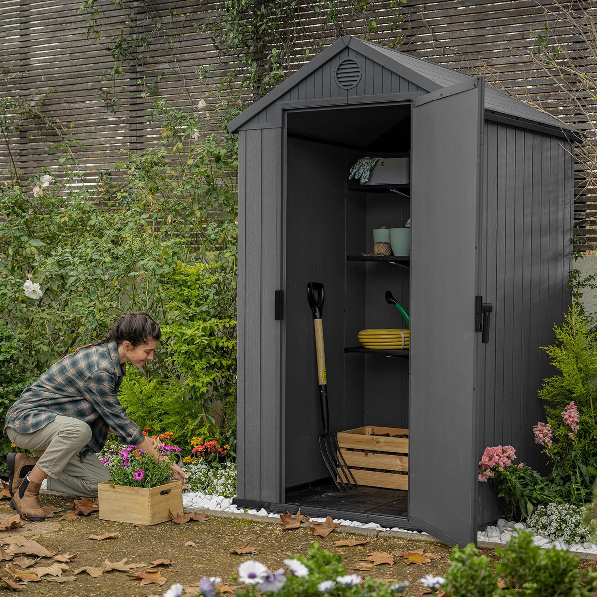 KETER Gartenhaus Darwin 4x4, 2,8 m², aus langlebigem Evotech Kunststoff mit Einzeltür und Belüftung, Gerätehaus, 25 x 184 x 205 cm, grau