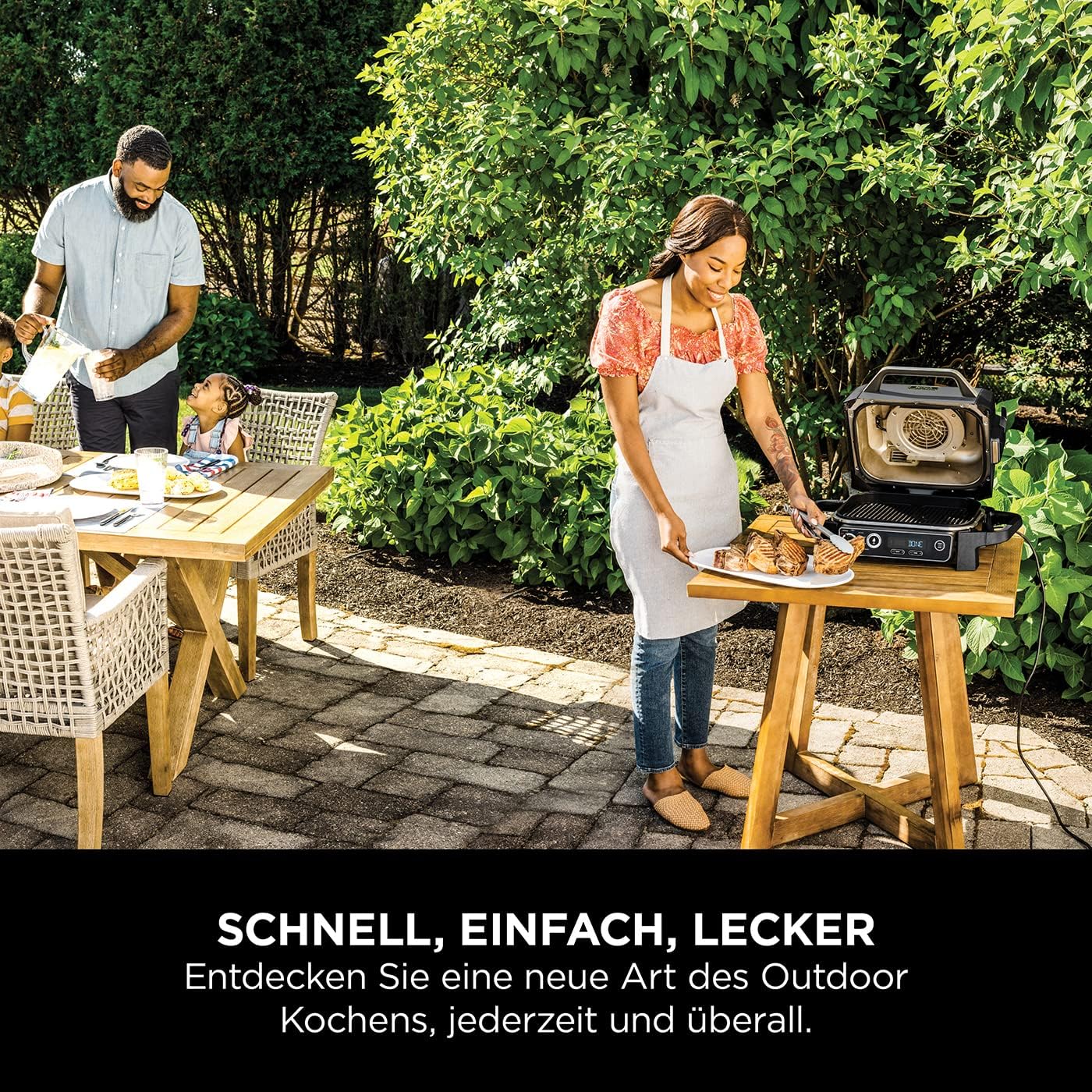Ninja Woodfire Elektrogrill, Camping-Grill mit Smoker-& Heißluftfritteuse, 7-in-1-Outdoor Grill, räuchern, braten, backen, wetterfest, antihaftbeschichtet, tragbar, Grau/Schwarz OG701EU