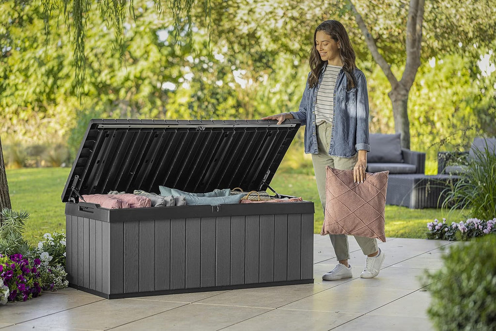 Keter Darwin Auflagenbox, Kissenbox, 380 l, Grau – Hydraulisches Kolbensystem mit Gasdruckfeder für Deckel, Abschließbar, Pflegeleicht, Holzoptik, Polsterbox