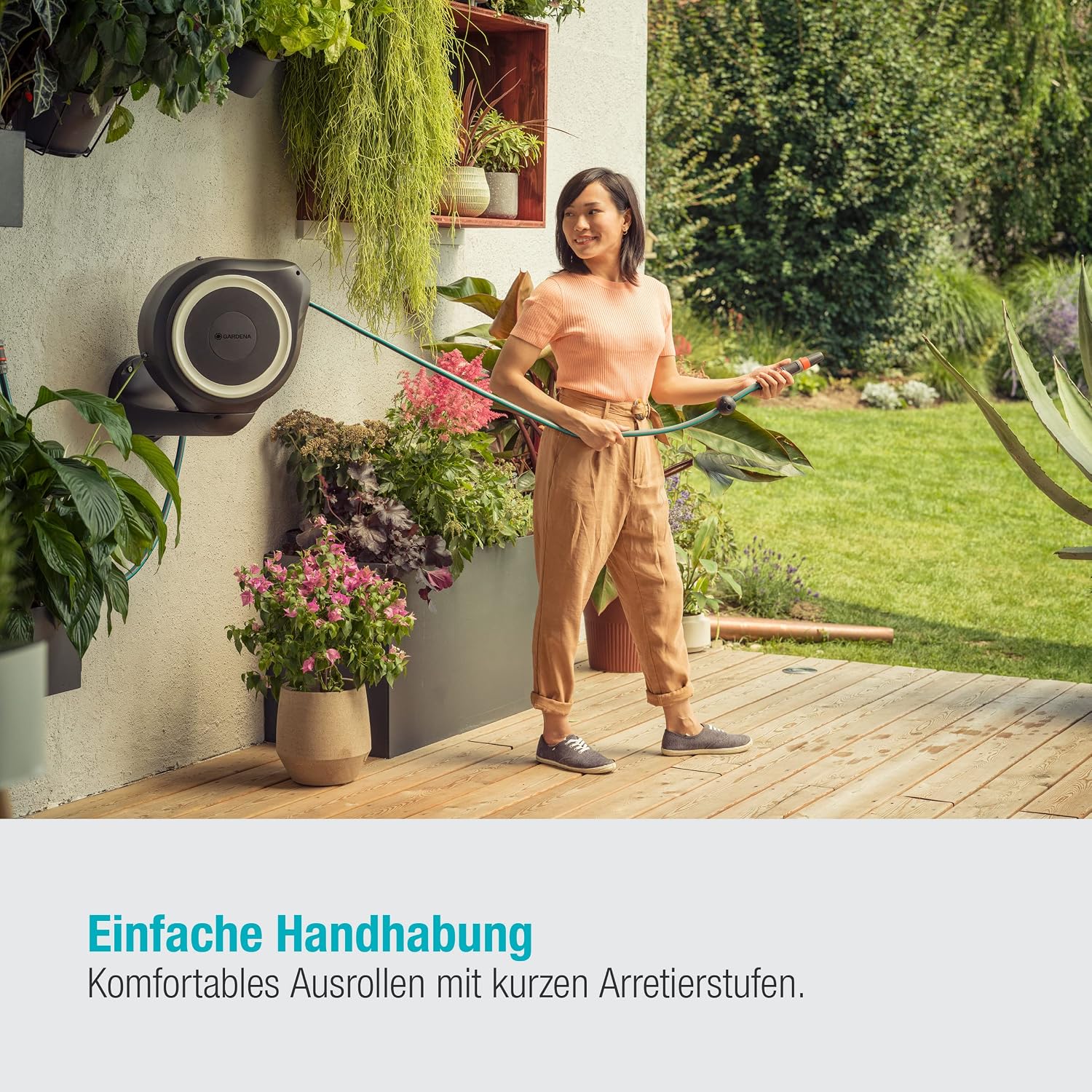 Gardena Wand-Schlauchbox RollUp S (weiß) 15 m: Flexible Bewässerung für kleine Gärten, schwenkbare Trommel, mit Wandhalterung, Systemteilen und Spritze, inkl. 15 m Gardena Schlauch (18602-20)