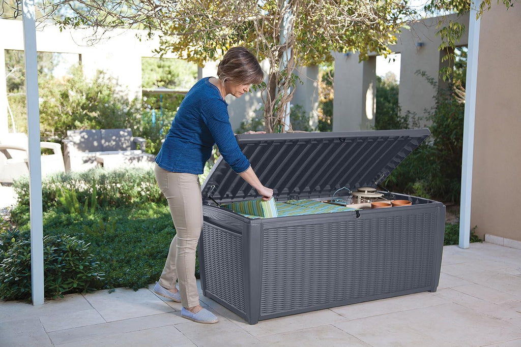 Keter Sumatra Auflagenbox, Kissenbox für draußen, 511 L, wetterfest, Deckel mit Gasdruckfeder, Außenmaße:145x73x64 cm, Sitzgelegenheit für 2 Personen Graphit