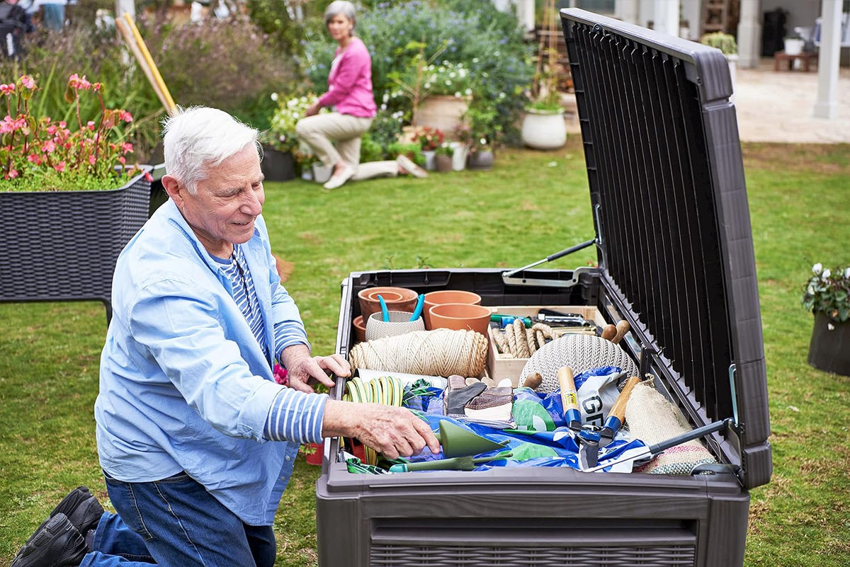 Keter Sumatra Auflagenbox, Kissenbox für draußen, 511 L, wetterfest, Deckel mit Gasdruckfeder, Außenmaße:145x73x64 cm, Sitzgelegenheit für 2 Personen Graphit