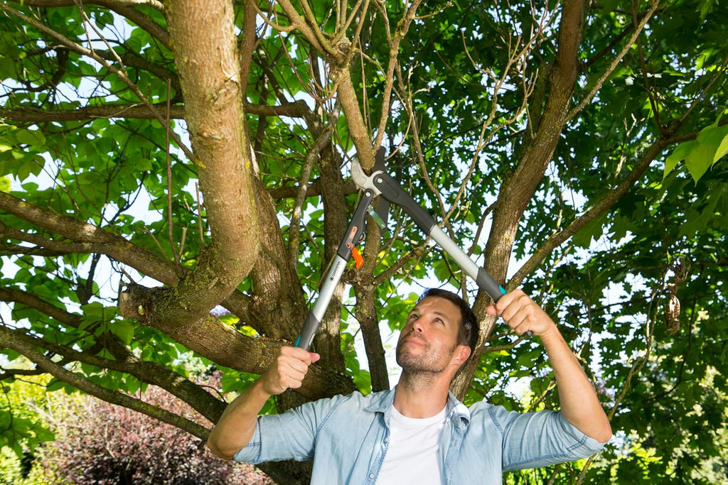 Gardena Comfort Ratschen-Astschere SmartCut: Baumschere mit Amboss-Schneidprinzip, max. Ast-Ø 45 mm, 59 cm Länge, mit 4-stufigem Ratschenmechanismus, ergonomische Griffe, Präzisionsmesser (8773-20)