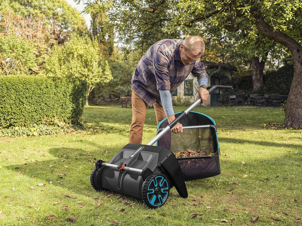 Gardena Laub- und Rasensammler: Kehrmaschine für den Garten, mit entnehmbarem Fangsack, rotierendes Bürstensystem, ergonomischer Griff, geräuscharm (3565-20)