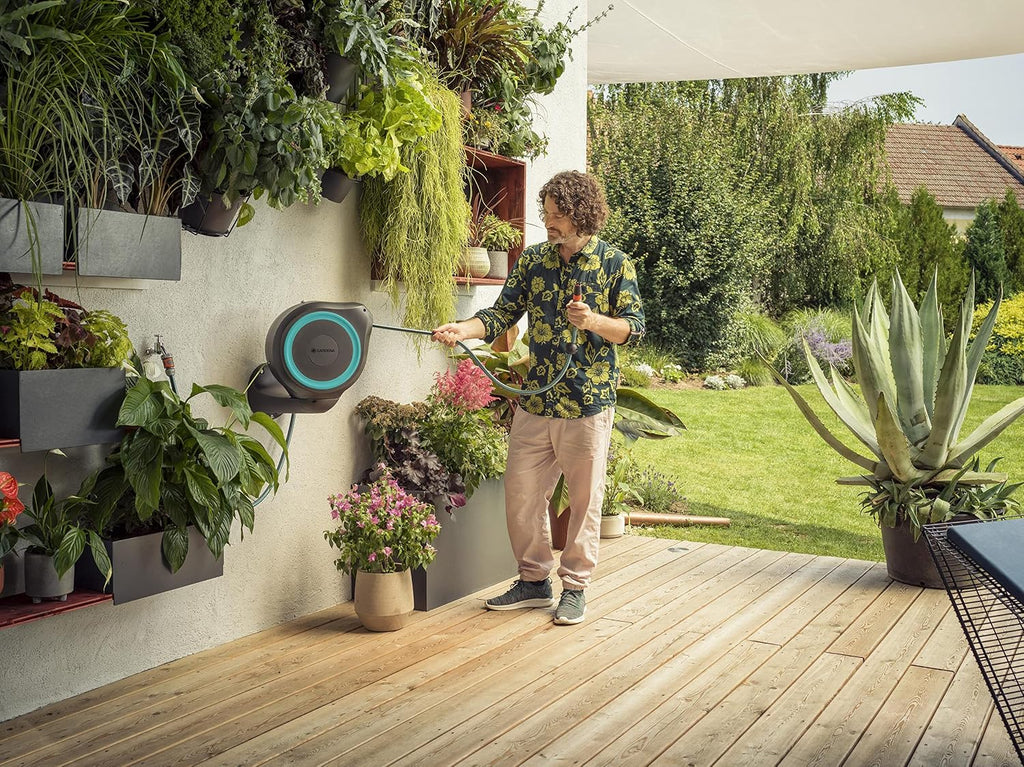Gardena Wand-Schlauchbox RollUp M (türkis) 20m: Flexible Bewässerung für mittelgroße Gärten, schwenkbare Schlauchtrommel, mit Wandhalterung, Systemteilen und Spritze inkl. 20m Schlauch (18610-20)