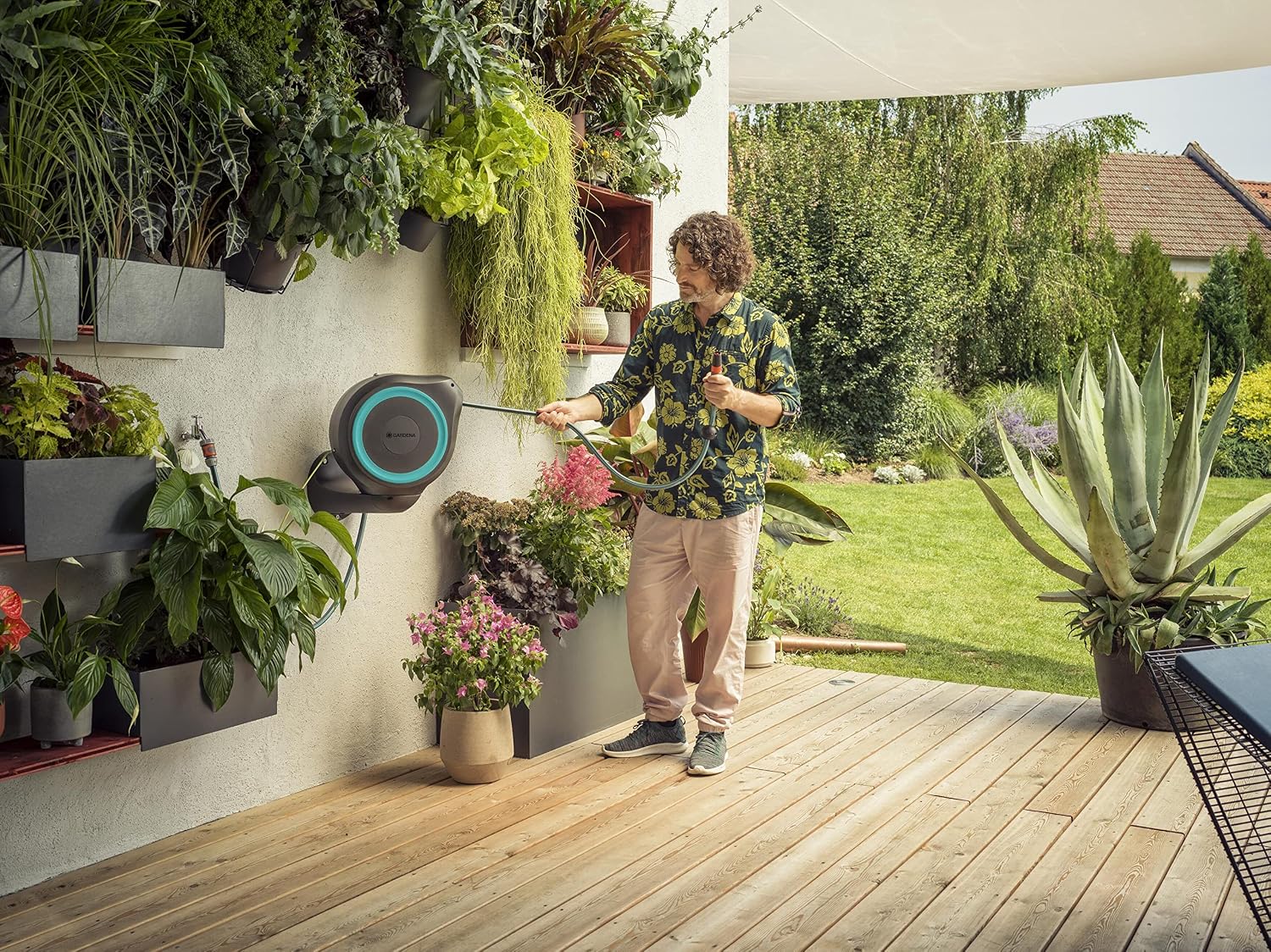 Gardena Wand-Schlauchbox RollUp M (türkis) 20m: Flexible Bewässerung für mittelgroße Gärten, schwenkbare Schlauchtrommel, mit Wandhalterung, Systemteilen und Spritze inkl. 20m Schlauch (18610-20)