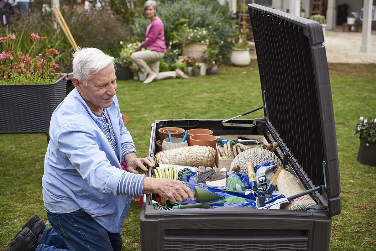 Keter Sumatra Auflagenbox, Kissenbox für draußen, 511 L, wetterfest, Deckel mit Gasdruckfeder, Außenmaße:145x73x64 cm, Sitzgelegenheit für 2 Personen, Braun
