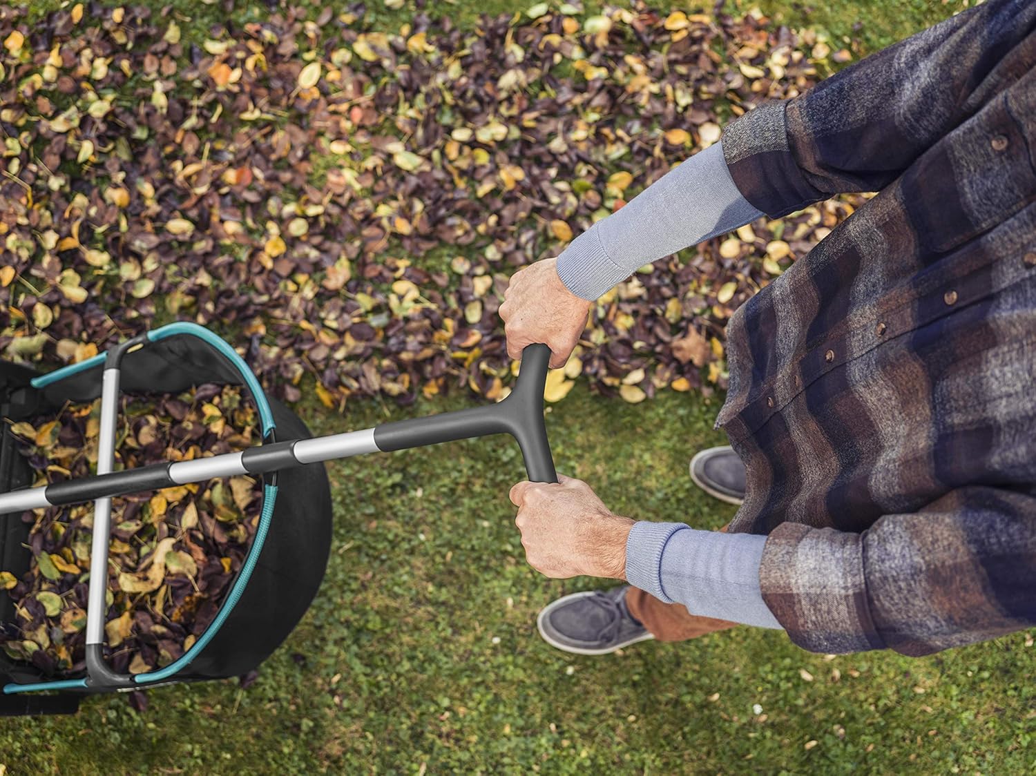 Gardena Laub- und Rasensammler: Kehrmaschine für den Garten, mit entnehmbarem Fangsack, rotierendes Bürstensystem, ergonomischer Griff, geräuscharm (3565-20)