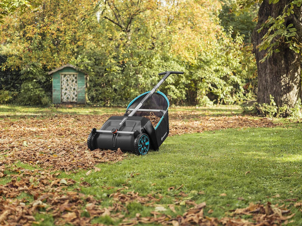Gardena Laub- und Rasensammler: Kehrmaschine für den Garten, mit entnehmbarem Fangsack, rotierendes Bürstensystem, ergonomischer Griff, geräuscharm (3565-20)