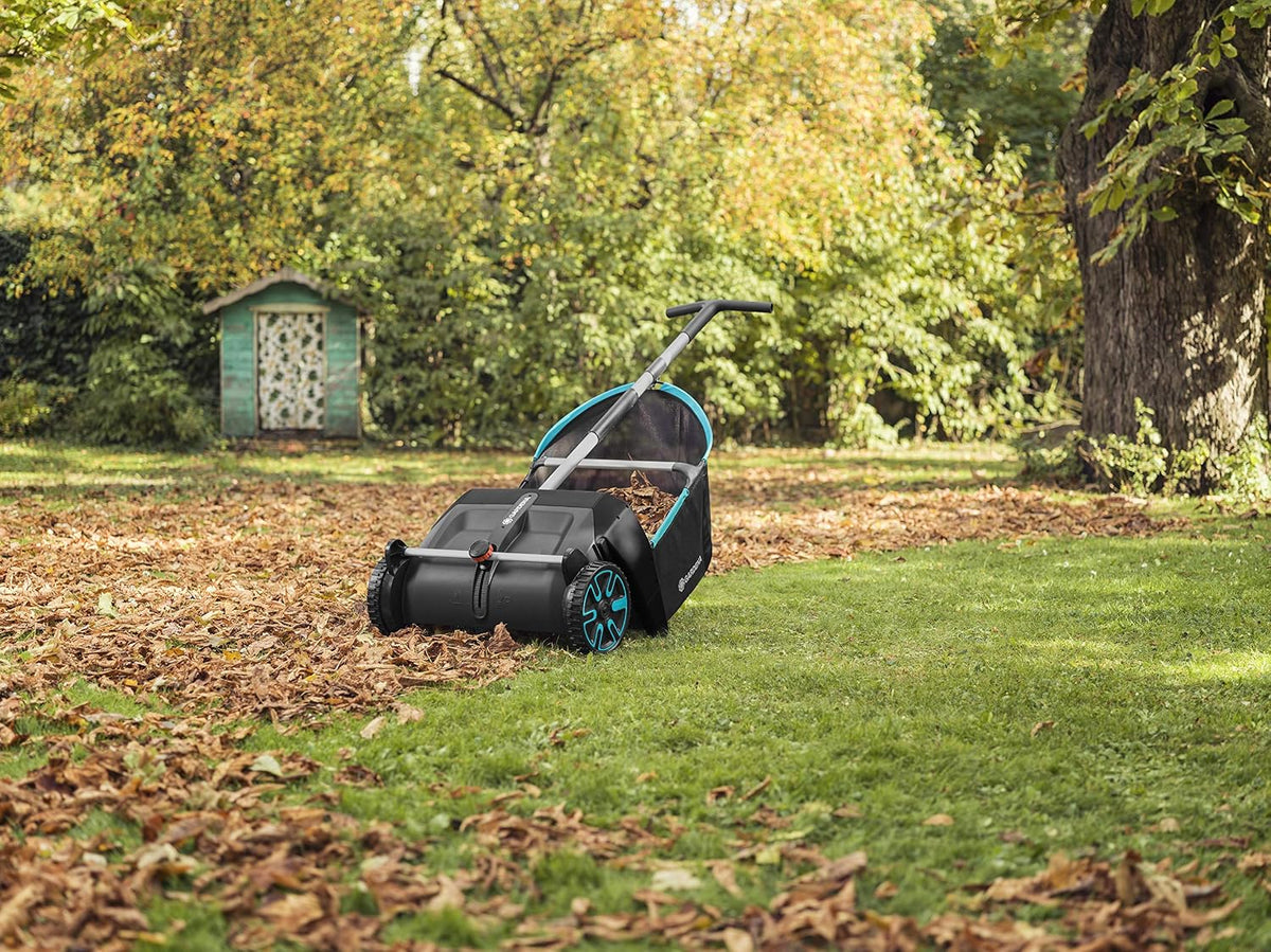 Gardena Laub- und Rasensammler: Kehrmaschine für den Garten, mit entnehmbarem Fangsack, rotierendes Bürstensystem, ergonomischer Griff, geräuscharm (3565-20)
