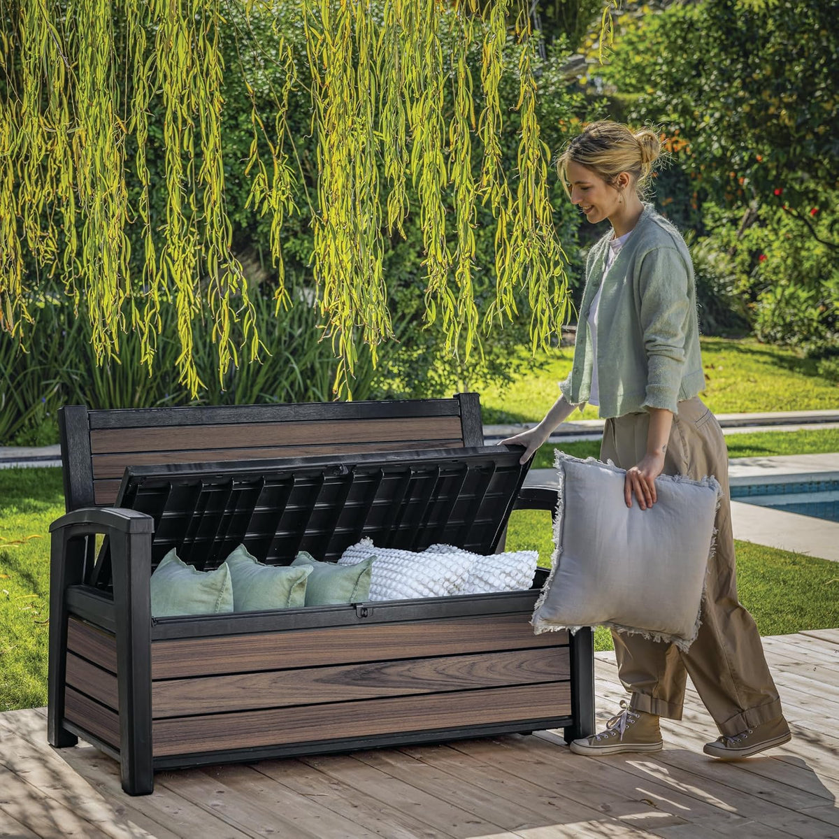 Keter Signature Gartenbank 130x60x85 cm, wetterfeste Aufbewahrungsbank mit 227 Liter Stauraum, Holzdesign Rosewood, 2-Sitzer Sitzgelegenheit, Palisander