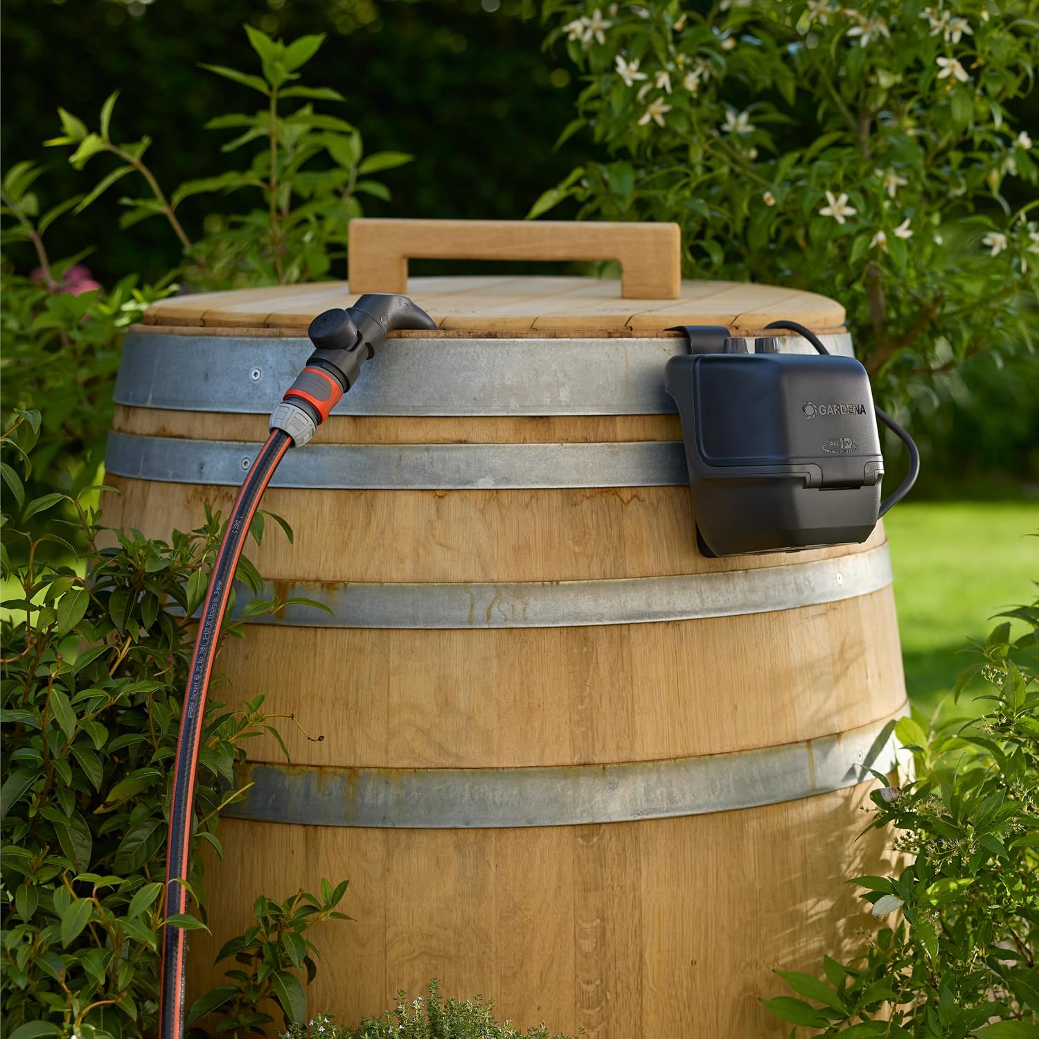 Gardena Akku-Regenfasspumpe 2600 Comfort 18V P4A Ready-To-Use Set: Bewässerungsintervalle, Leistungseinstellung, Passt zum Wasserbehälter, Konstanter Druck, Kabellos (14604-20)