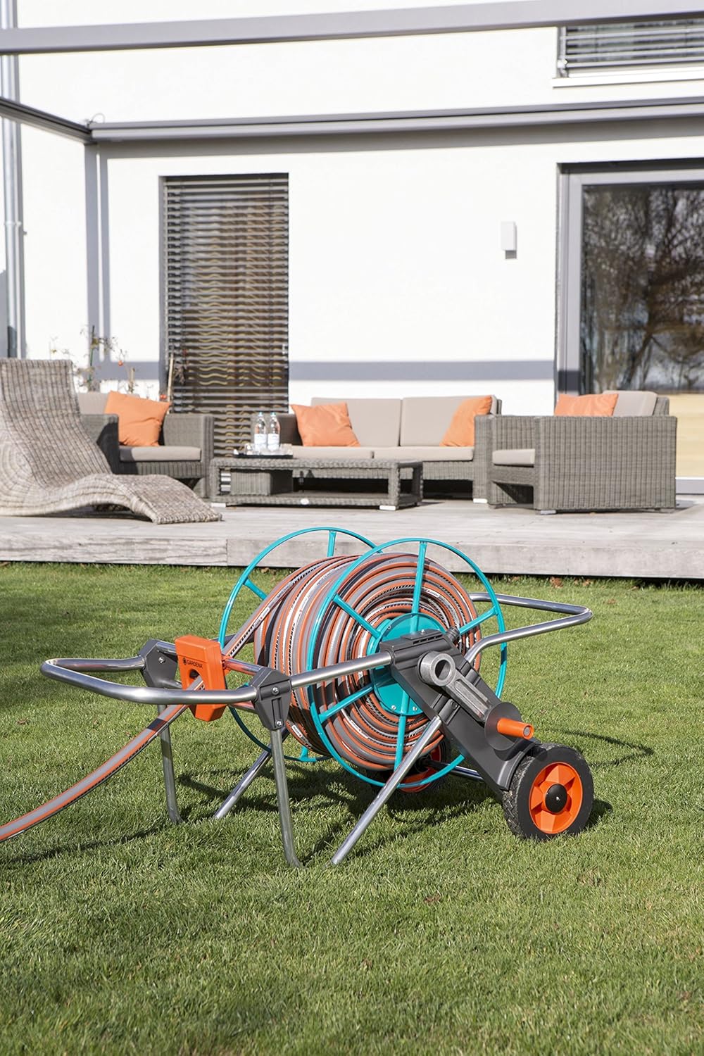 Gardena Metall Schlauchwagen 100: Stabile, beschichtete Schlauchtrommel, abgewinkelter Schlauchanschluss, Nachtropfstopp, Max. 100 m 1/2 Zoll, 80 m 5/8 Zoll, 50 m 3/4 Zoll, 25 m 1 Zoll (2674-20)