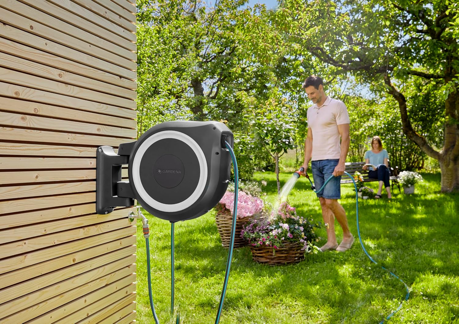 Gardena Wand-Schlauchbox RollUp M/L (weiß) 25 m: flexible Bewässerung für mittelgroße bis große Gärten, Schwenkbare Schlauchbox, inkl. 25 m Gardena Qualitätschlauch und Montagehilfe (18622-20)