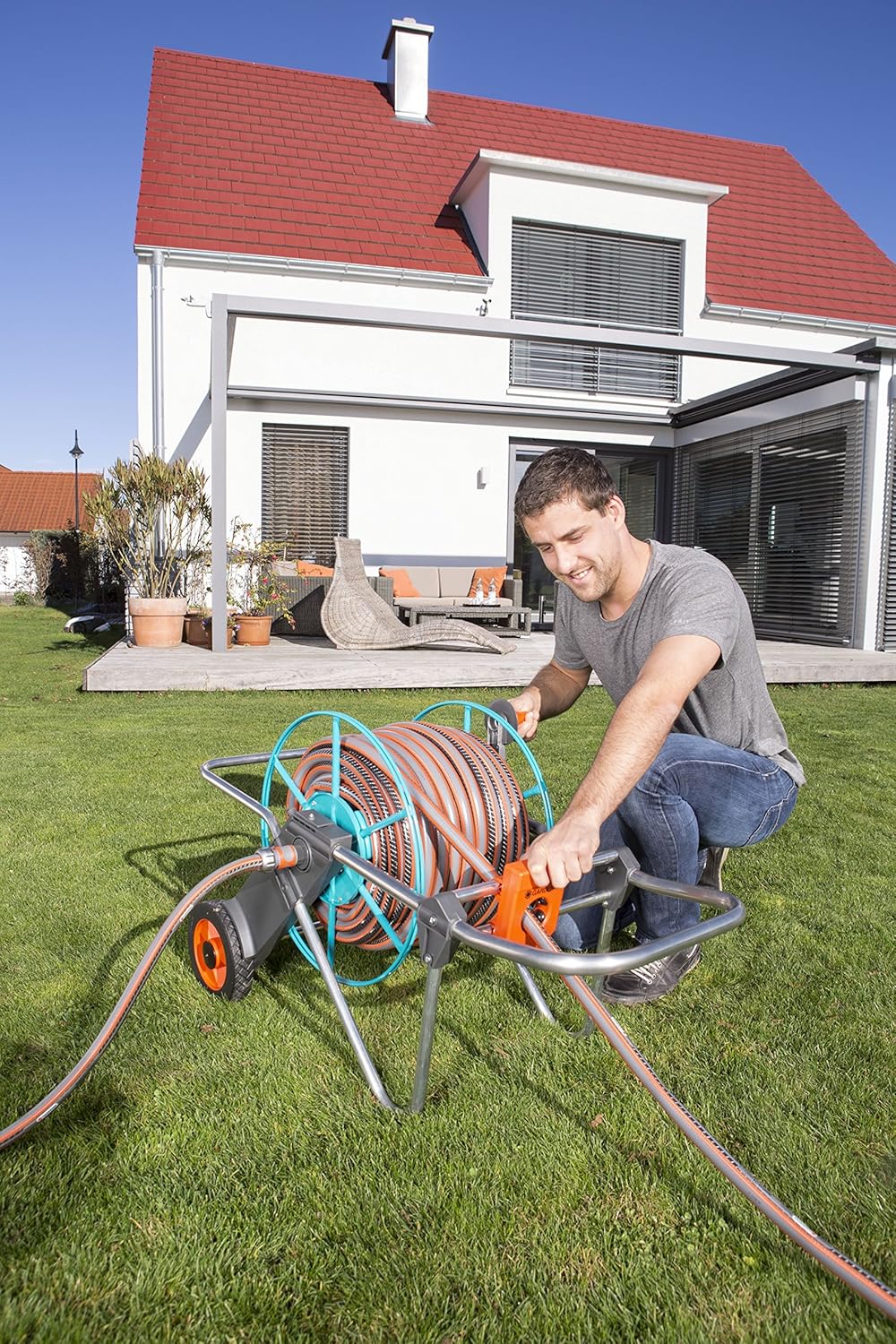 Gardena Metall Schlauchwagen 100: Stabile, beschichtete Schlauchtrommel, abgewinkelter Schlauchanschluss, Nachtropfstopp, Max. 100 m 1/2 Zoll, 80 m 5/8 Zoll, 50 m 3/4 Zoll, 25 m 1 Zoll (2674-20)